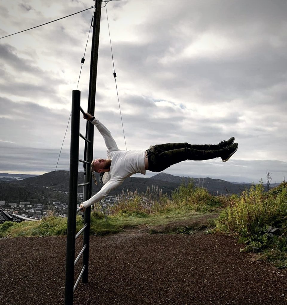 Michal Kurcik robí human flag na tyči v horách